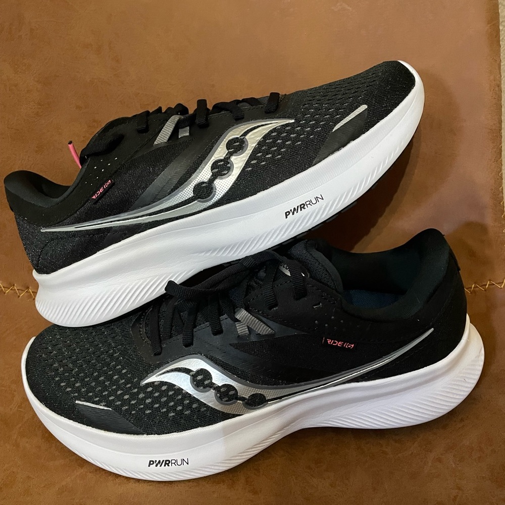 New in box Women’s Saucony Power run size 9. *please see description *